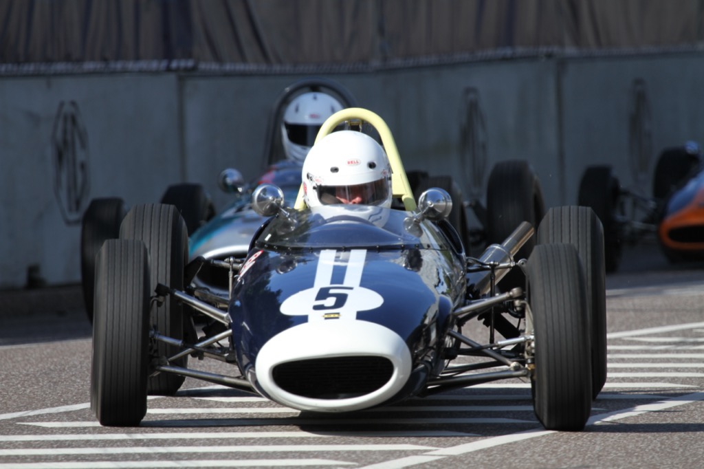 Det er sådan her, vi helst vil se de førende biler i et løb - i tæt kamp. Der blev ikke givet ved dørene. Masser af tæt ræs i flotte historiske biler.
(Foto: Motorsporten.dk)